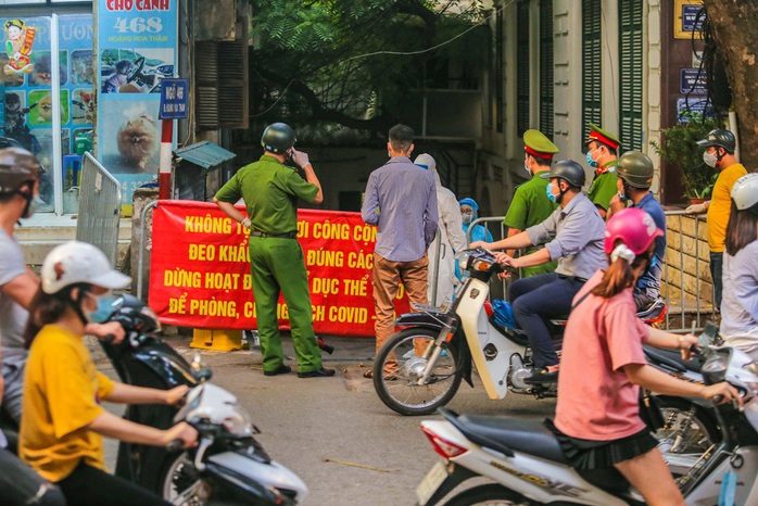 Cận cảnh phun khử khuẩn nơi có ca bệnh 459 đi Đà Nẵng về - Ảnh 6.