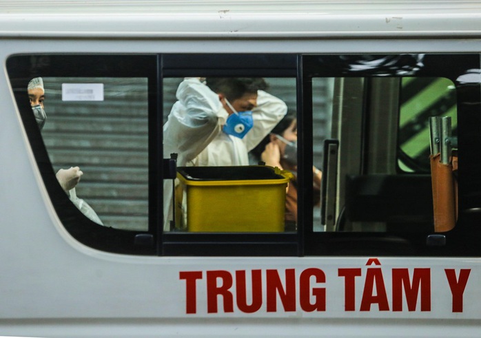Cận cảnh phun khử khuẩn nơi có ca bệnh 459 đi Đà Nẵng về - Ảnh 8.