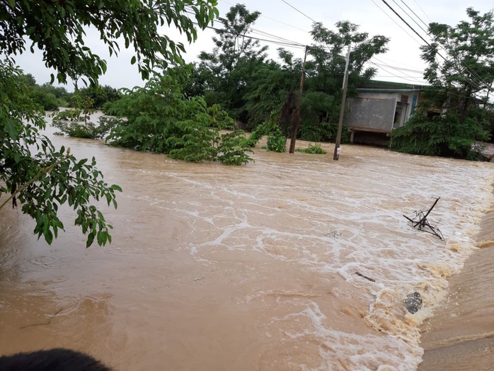 Mưa 1 trận, xóm làng Đắk Lắk chìm trong nước, hàng trăm ngôi nhà bị ngập - Ảnh 3.