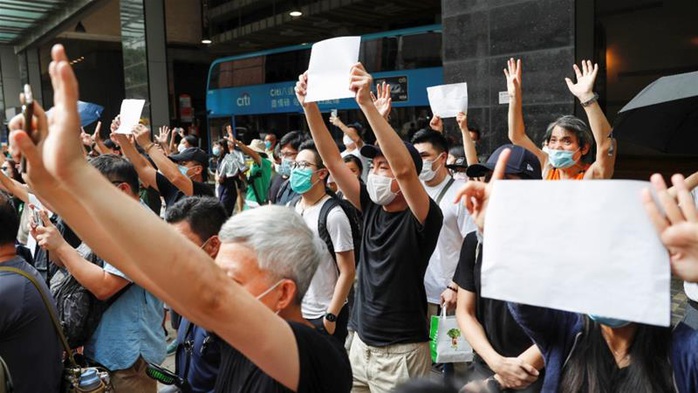 Thanh niên Hồng Kông lái môtô tông cảnh sát bị truy tố theo luật an ninh mới - Ảnh 2.
