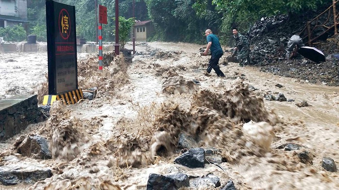 Lũ lên cao, Trung Quốc gồng mình hứng thêm đợt mưa lớn mới - Ảnh 4.