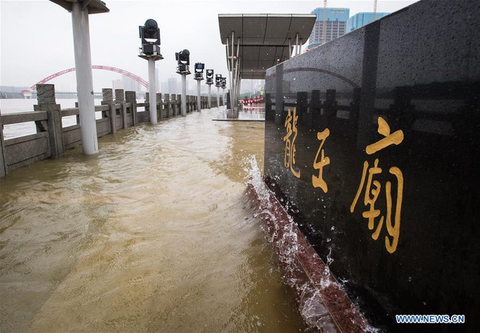 Trung Quốc: Mưa lớn xối xả, Vũ Hán mênh mông nước lụt - Ảnh 3.