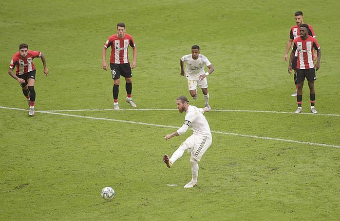 Đao phủ Ramos lập kỷ lục ghi bàn, Real Madrid được ưu ái? - Ảnh 3.