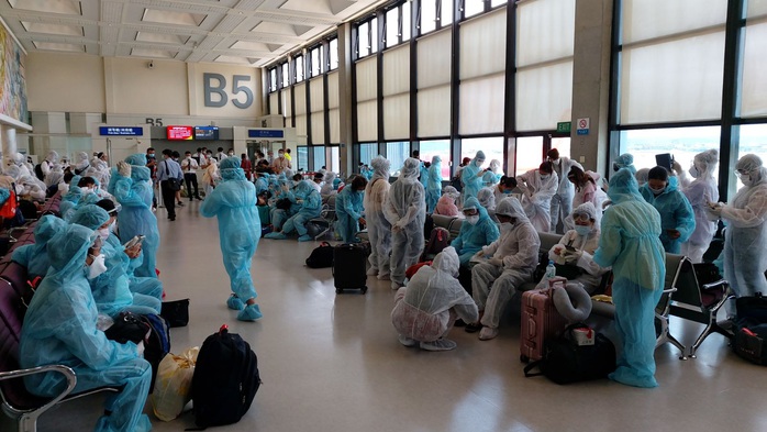 Hơn 240 người Việt từ Đài Loan về sân bay Tân Sơn Nhất - Ảnh 4.