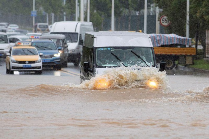 Trung Quốc nâng mức cảnh báo mưa bão - Ảnh 3.