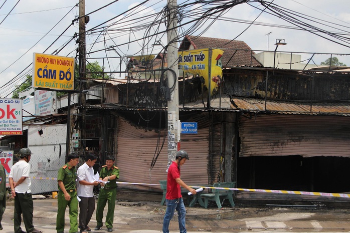 Cháy tiệm cầm đồ, khói bao trùm khu dân cư, ít nhất 3 người đã tử vong - Ảnh 1.