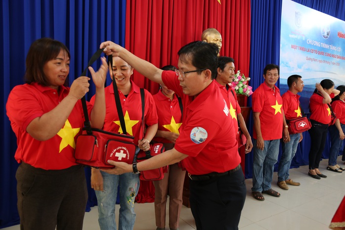Ngư dân xứ Quảng hào hứng nhận cờ Tổ quốc từ Báo Người Lao Động - Ảnh 3.