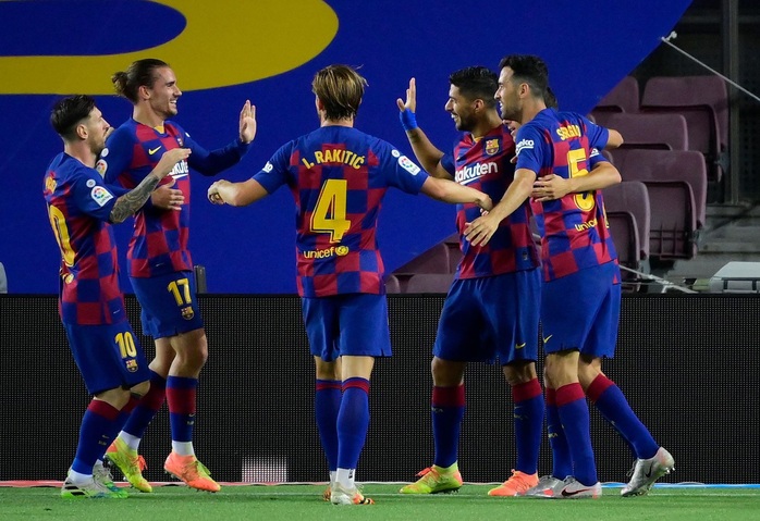 Thần đồng nhận thẻ đỏ, Barcelona thắng chật vật derby Catalan - Ảnh 6.