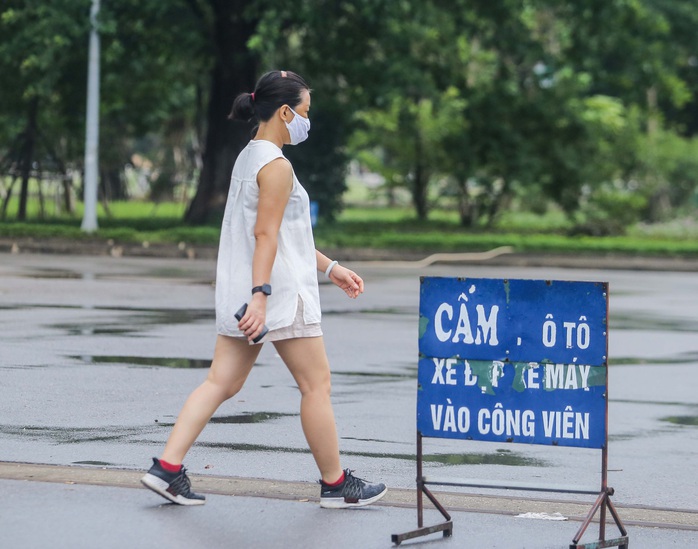 Người dân Hà Nội cẩn trọng đeo khẩu trang phòng chống dịch Covid-19 - Ảnh 16.