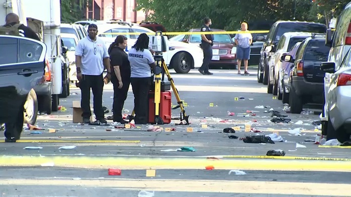 Mỹ: Mở tiệc đường phố chui, hàng loạt người gục ngã dưới làn đạn - Ảnh 1.