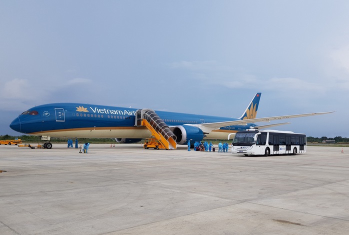 3 chuyến bay đưa hơn 700 người mắc kẹt tại Đà Nẵng về Hà Nội, TP HCM - Ảnh 1.