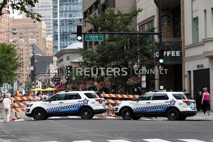 Mỹ: Hàng trăm người cướp bóc khu thương mại, cảnh sát phải nổ súng - Ảnh 2.
