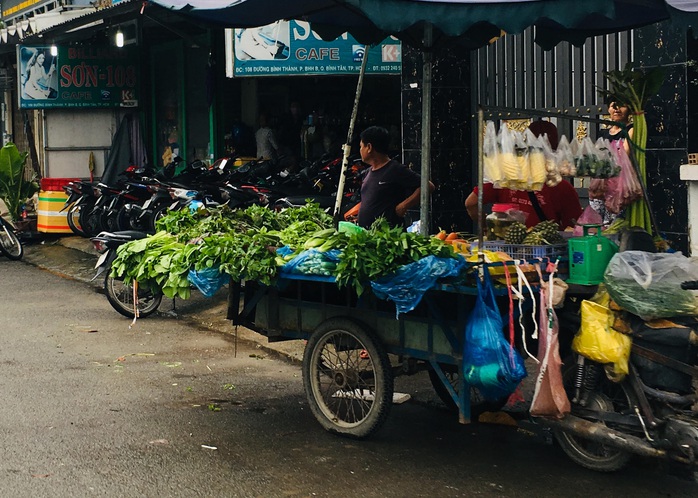 Đìu hiu chợ tạm công nhân mùa Covid - Ảnh 1.