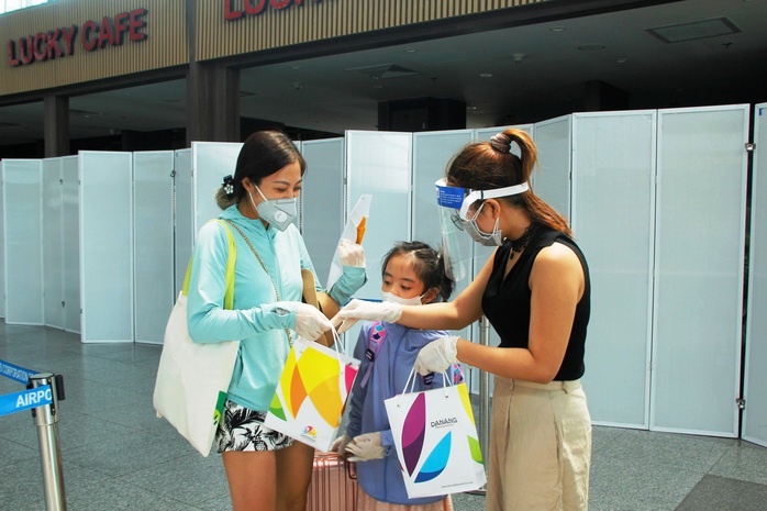 Giám đốc Sở Du lịch Đà Nẵng đến sân bay tiễn 260 du khách rời Đà Nẵng - Ảnh 3.