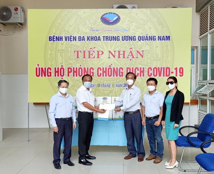 Tin vui: 2 bệnh nhân Covid-19 đầu tiên ở Quảng Nam xuất viện - Ảnh 1.