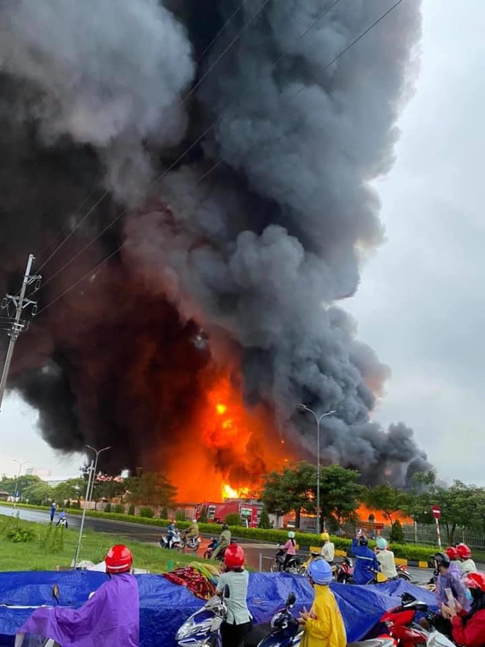 CLIP: Cháy lớn ở khu công nghiệp, lửa và cột khói cao hàng chục mét - Ảnh 1.