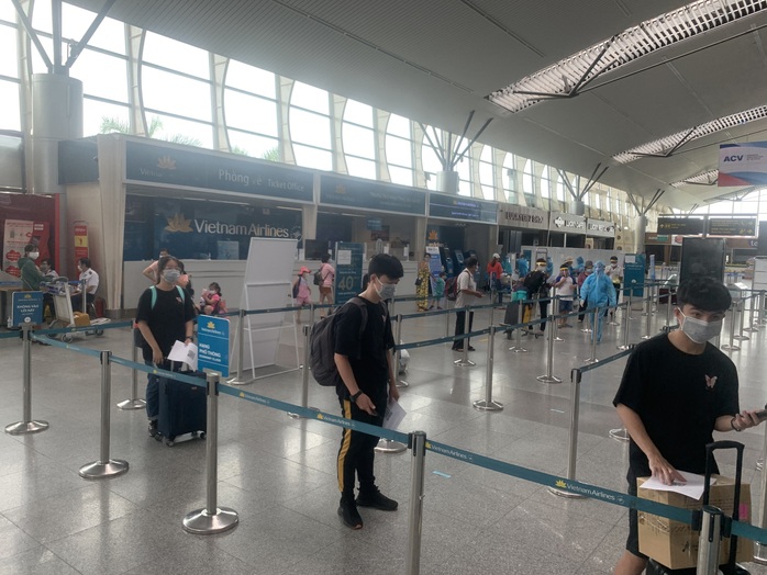 Chuyến bay đầu tiên chở hơn 300 du khách từ Đà Nẵng đã tới TP HCM - Ảnh 1.