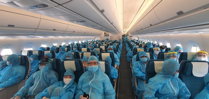 Chuyến bay đầu tiên chở hơn 300 du khách từ Đà Nẵng đã tới TP HCM - Ảnh 2.