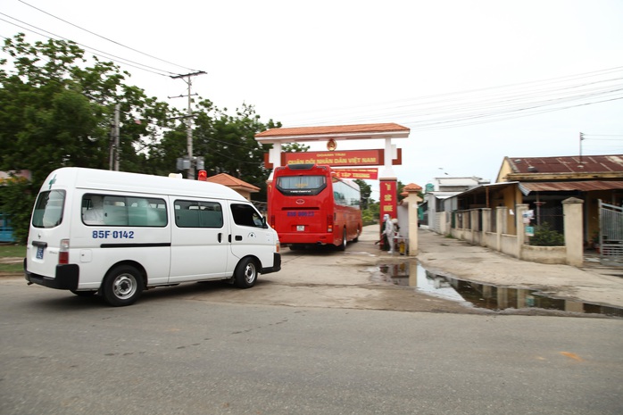 Ninh Thuận: Đón 230 công dân Việt Nam về từ Malaysia  - Ảnh 3.