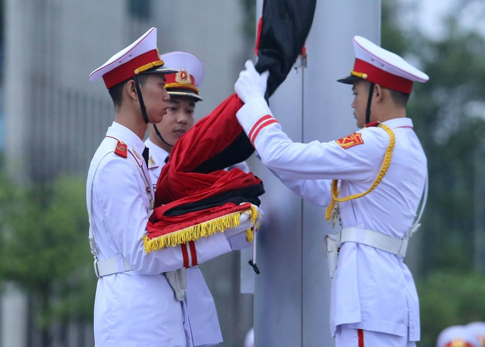 Toàn cảnh Lễ treo cờ rủ Quốc tang nguyên Tổng Bí thư Lê Khả Phiêu - Ảnh 18.