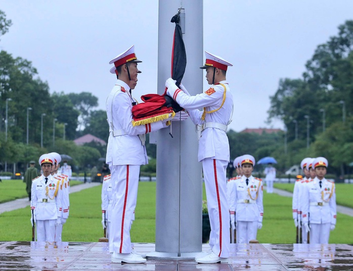 Toàn cảnh Lễ treo cờ rủ Quốc tang nguyên Tổng Bí thư Lê Khả Phiêu - Ảnh 14.