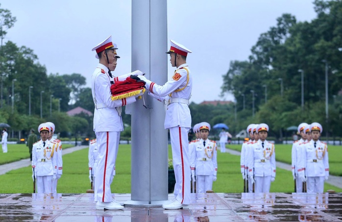 Toàn cảnh Lễ treo cờ rủ Quốc tang nguyên Tổng Bí thư Lê Khả Phiêu - Ảnh 13.