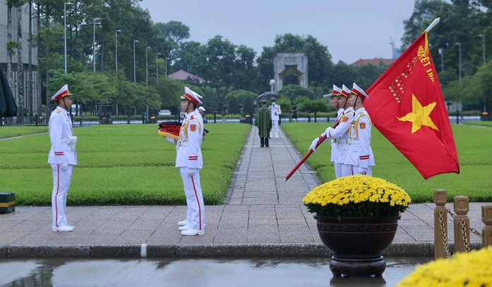 Toàn cảnh Lễ treo cờ rủ Quốc tang nguyên Tổng Bí thư Lê Khả Phiêu - Ảnh 8.