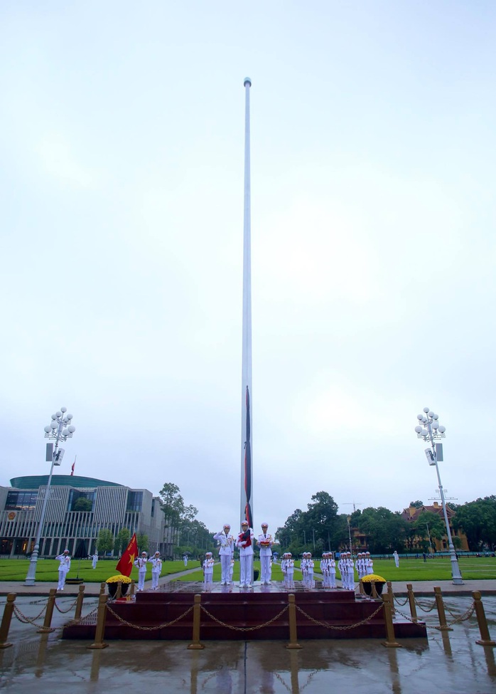 Toàn cảnh Lễ treo cờ rủ Quốc tang nguyên Tổng Bí thư Lê Khả Phiêu - Ảnh 20.