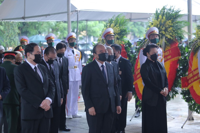 Thủ tướng Nguyễn Xuân Phúc, Chủ tịch QH Nguyễn Thị Kim Ngân viếng nguyên Tổng Bí thư Lê Khả Phiêu - Ảnh 1.