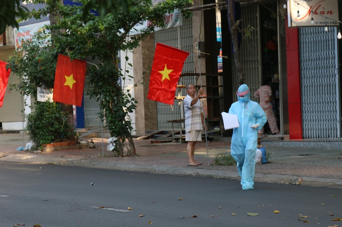 Nửa đêm, người dân vui mừng nghe đọc lệnh dỡ bỏ phong tỏa phòng chống Covid-19 - Ảnh 8.