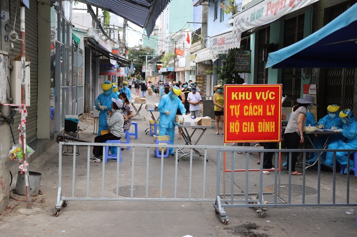 Đà Nẵng: Nữ công an trực chốt, nữ giáo viên nấu ăn phục vụ chống dịch nhiễm Covid-19 - Ảnh 2.