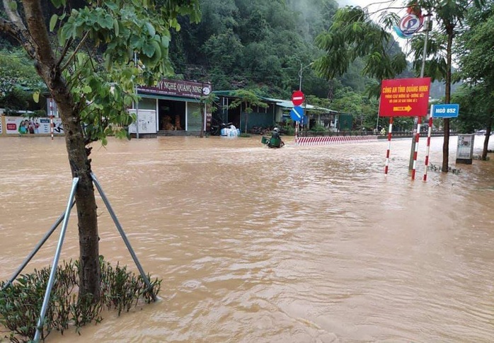 Mưa lớn, nhiều nơi ở Quảng Ninh chìm trong biển nước - Ảnh 8.