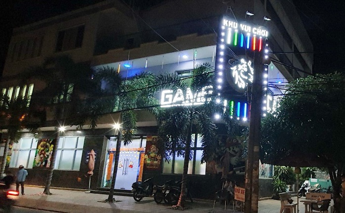 57 nam thanh, nữ tú say sưa chơi game bắn cá ăn tiền giữa dịch Covid-19 - Ảnh 1.