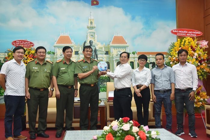 Báo Người Lao Động thăm, chúc mừng Công an TP HCM - Ảnh 1.