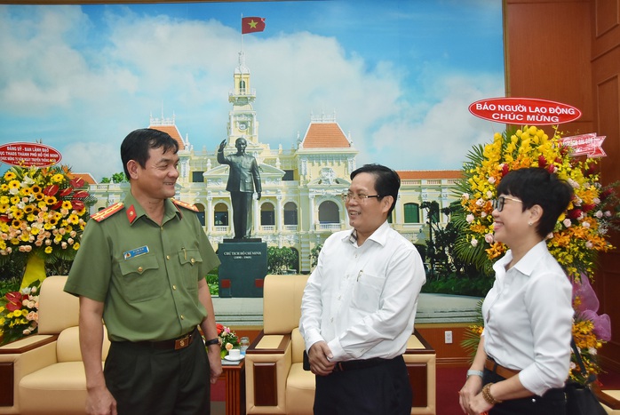 Báo Người Lao Động thăm, chúc mừng Công an TP HCM - Ảnh 2.