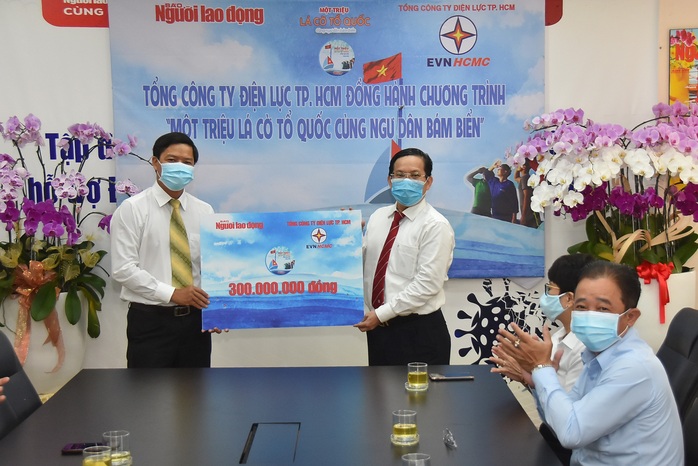 Tổng Công ty Điện lực TP HCM ủng hộ Chương trình Một triệu lá cờ Tổ quốc cùng ngư dân bám biển 300 triệu đồng  - Ảnh 1.