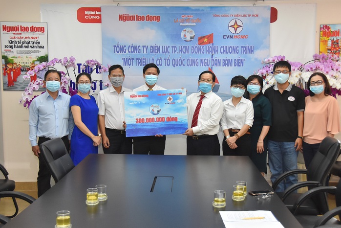 Tổng Công ty Điện lực TP HCM ủng hộ Chương trình Một triệu lá cờ Tổ quốc cùng ngư dân bám biển 300 triệu đồng  - Ảnh 2.