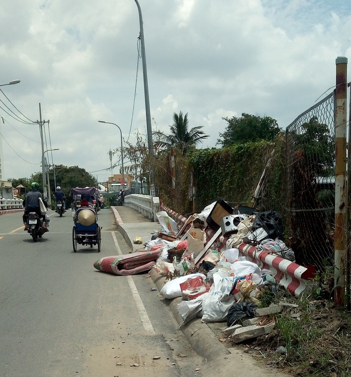 Đầu cầu thành bãi rác - Ảnh 1.