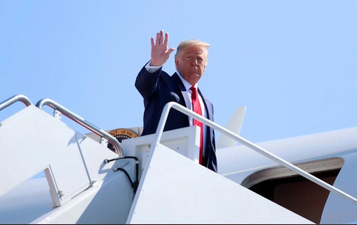 Chuyên cơ của Tổng thống Donald Trump thoát hiểm trước máy bay không người lái - Ảnh 1.