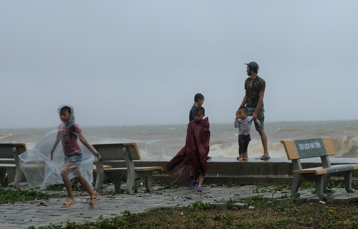 Bất chấp bão số 2 đang đổ bộ, người lớn vẫn đưa con nhỏ ra biển chơi - Ảnh 5.