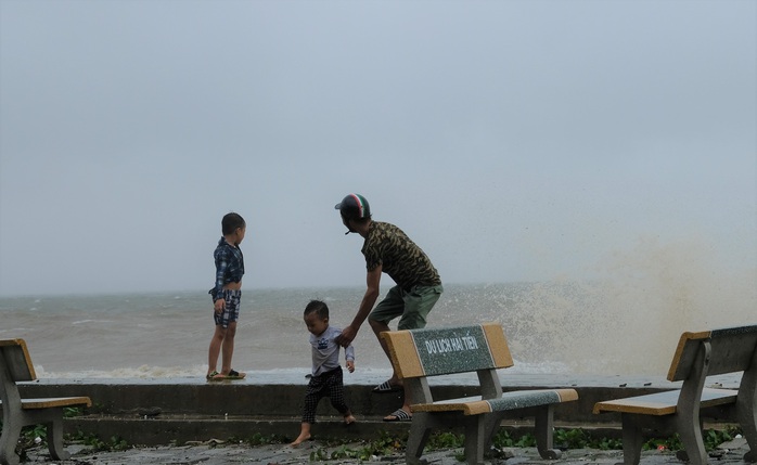 Bất chấp bão số 2 đang đổ bộ, người lớn vẫn đưa con nhỏ ra biển chơi - Ảnh 6.