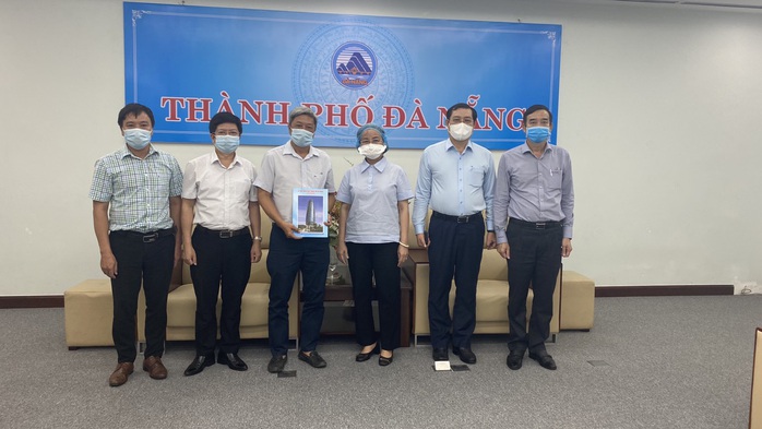 Thứ trưởng Bộ Y tế Nguyễn Trường Sơn rời Đà Nẵng sau 3 tuần thường trực ở tâm dịch - Ảnh 2. Thứ trưởng Bộ Y tế Nguyễn Trường Sơn rời Đà Nẵng sau 3 tuần thường trực ở tâm dịch - Ảnh 2.