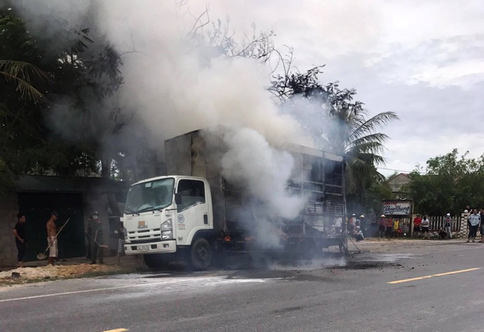 Quảng Bình: Xe tải bốc cháy, hàng chục chiếc xe đạp trên thùng bị thiêu rụi - Ảnh 1.