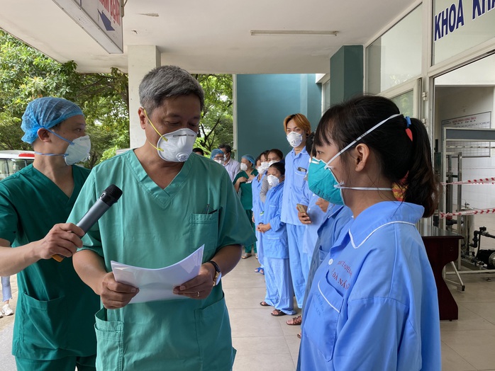 Thứ trưởng Bộ Y tế Nguyễn Trường Sơn rời Đà Nẵng sau 3 tuần thường trực ở tâm dịch - Ảnh 3. Thứ trưởng Bộ Y tế Nguyễn Trường Sơn rời Đà Nẵng sau 3 tuần thường trực ở tâm dịch - Ảnh 3.