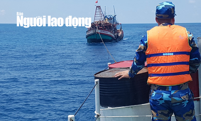 Hải quân cứu tàu cá Kiên Giang và 19 thuyền viên gặp nạn trên biển - Ảnh 1.