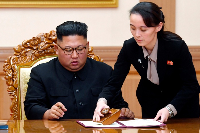 Tình báo Hàn Quốc: Ông Kim jong-un chia sẻ quyền lực vì áp lực - Ảnh 1.