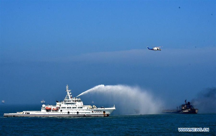 Trung Quốc: Tàu dầu đụng tàu hàng ở cửa sông Dương Tử, 8 người chết - Ảnh 1.