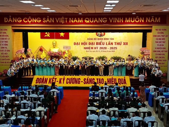 Ông Lê Văn Thinh tái đắc cử Bí thư Quận ủy Bình Tân - Ảnh 1.