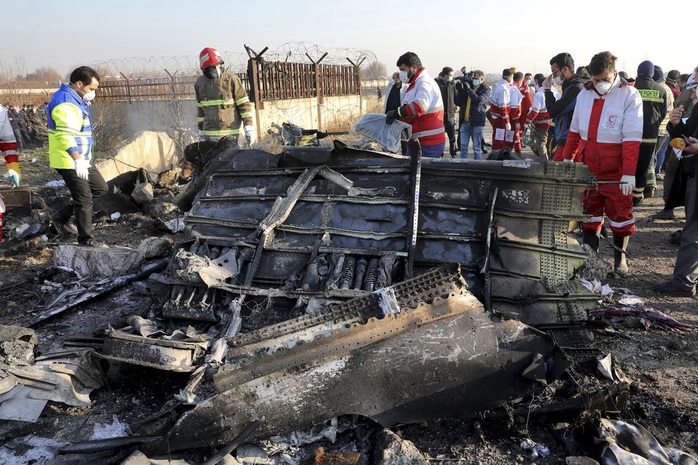 Vụ Iran bắn nhầm máy bay Ukraine: Nhiều hành khách sống sót sau tên lửa đầu tiên - Ảnh 1.