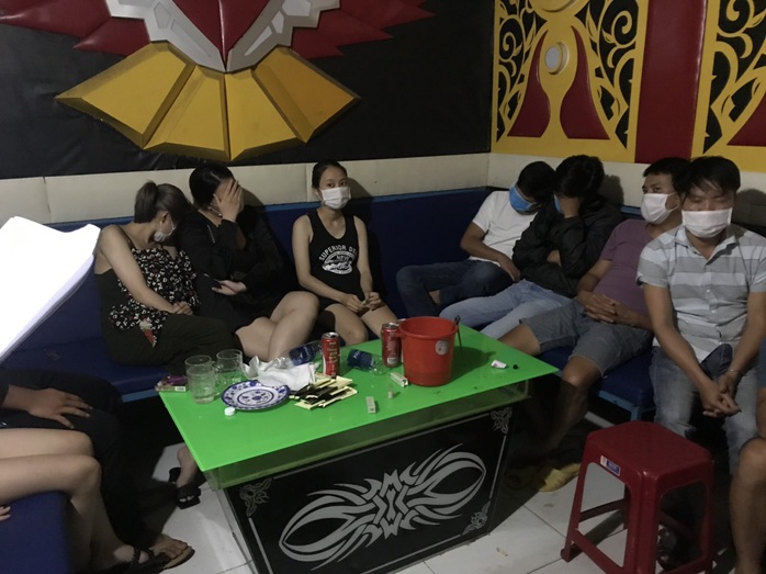 CLIP: Nhóm nam nữ ở Quảng Nam vào quán karaoke dùng ma túy bất chấp lệnh cấm - Ảnh 2.